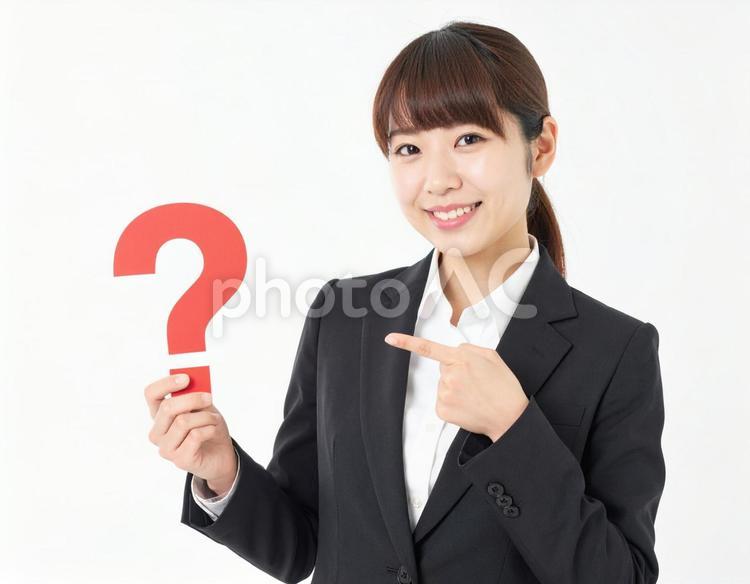 クエスチョンマークをもつスーツ姿の女性 女性,クエスチョン,？の写真素材
