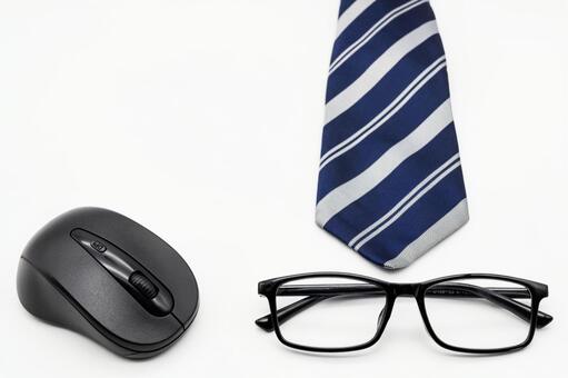 ネクタイと眼鏡とマウス　ビジネスアイテム it,ビジネス,仕事の写真素材