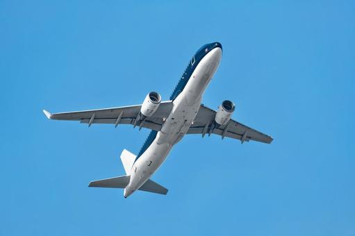 羽田空港から飛び立つ飛行機 羽田空港から飛び立つ飛行機 飛行機,乗り物,交通の写真素材