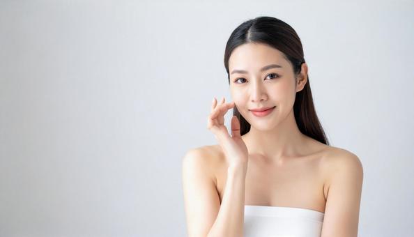 韓国風のスキンケアをする女性 韓国風のスキンケアをする女性の写真