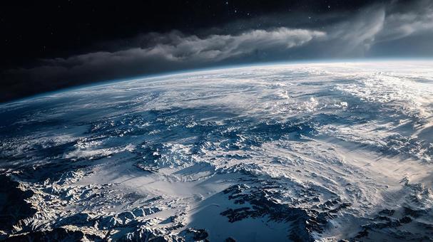 太陽の光が差し込む宇宙からの地球の風景 太陽の光が差し込む宇宙からの地球の風景の写真