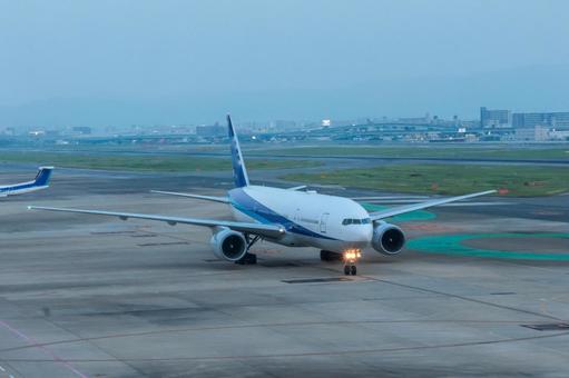陽が沈み、光が灯る 陽が沈み、光が灯る 飛行機,航空機,旅客機の写真素材