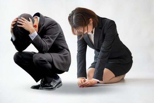 	謝罪する女性と拒否する男性 謝罪,失敗,落ち込みの写真素材