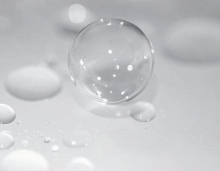 丸い水滴の表面の上に浮かぶ半透明の泡 2 丸い水滴の表面の上に浮かぶ半透明の泡 2の写真