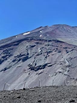 富士山(宝永山)の登山道とロープ 富士山(宝永山)の登山道とロープ 富士山,ロープ,登山道の写真素材