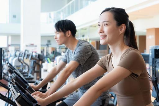 スポーツジムでトレーニングをする若い男女 スポーツジム,フィットネス,ダイエットの写真素材