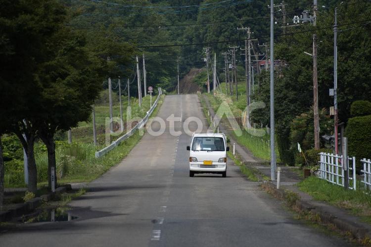 田舎道を走る軽トラ 風景,自然,木の写真素材