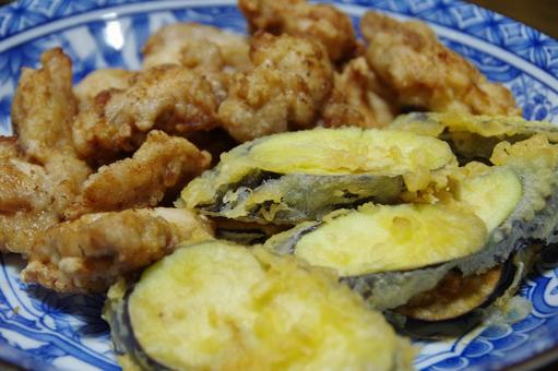 なすの天ぷらとから揚げ　家庭料理 天ぷら,ナス,手作りの写真素材