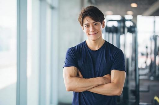 ジムでトレーニングする男性-1 ジムでトレーニングする男性-1の写真