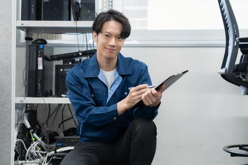 メンテナンスをする若い男性エンジニア メンテナンスをする若い男性エンジニア エンジニア,技術者,メンテナンスの写真素材