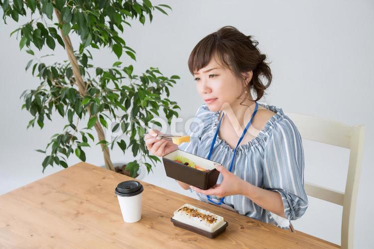 お弁当を食べるOL（困る） お弁当,愚痴,悪口の写真素材