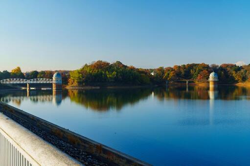 多摩湖の取水塔と紅葉 取水塔,多摩湖,紅葉の写真素材
