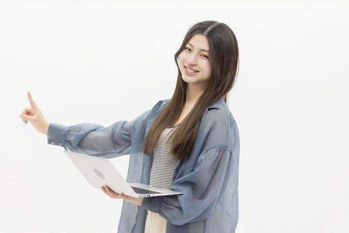若い女性 ノートパソコン 指差し 若い女性 ノートパソコン 指差し 女性,アジア人,笑顔の写真素材
