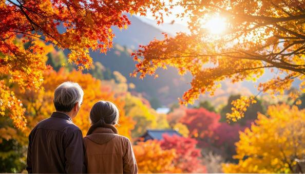 美しい紅葉を眺める夫婦の後ろ姿 美しい紅葉を眺める夫婦の後ろ姿の写真