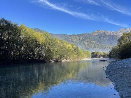 上高地の山と池の反射４ 自然,風景,朝の写真素材
