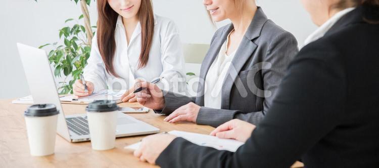 会議のイメージ（笑顔） 笑顔,ビジネス,女性の写真素材