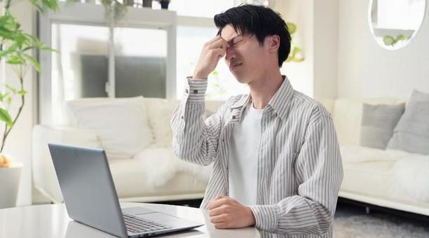 パソコン作業で目が痛くなるアジア人男性 パソコン作業で目が痛くなるアジア人男性 タイピング,目,痛いの写真素材