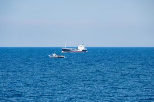海上ですれ違う船 海上ですれ違う船の写真