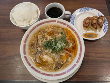 中華レストランの酸辣湯麺とご飯セット 中華レストランの酸辣湯麺とご飯セットの写真