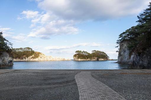 海に向かってまっすぐ伸びる歩道 山,冬,風景の写真素材
