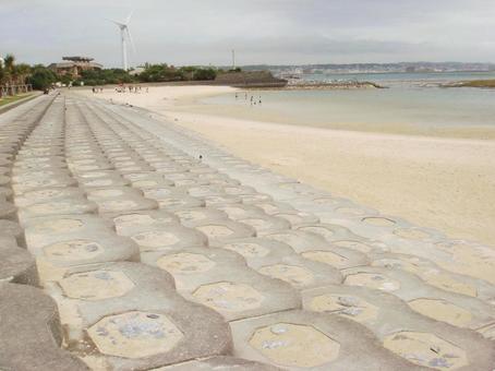 石段と沖縄の海 石段と沖縄の海の写真