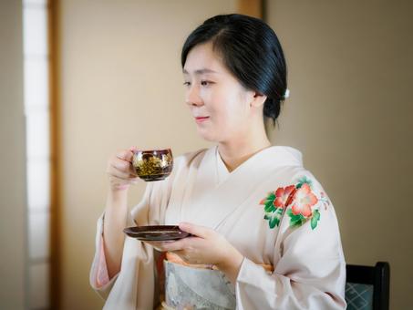33:お茶をいただく着物の女性 33:お茶をいただく着物の女性 着物,おもてなし,コーヒーブレイクの写真素材