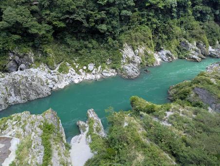 山脈の中にある美しい川 山脈の中にある美しい川 川,風景,自然の写真素材
