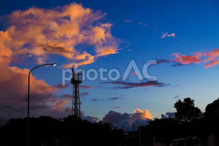 鉄塔 鉄塔,夕方,夕焼けの写真素材