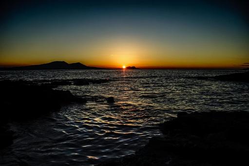<五島の風景>夏の海から昇る太陽の景色 <五島の風景>夏の海から昇る太陽の景色 風景,海,海岸の写真素材