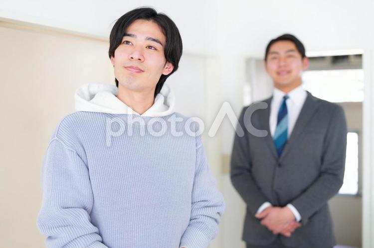 内見する男性客と不動産営業マン 引っ越し,部屋探し,一人暮らしの写真素材
