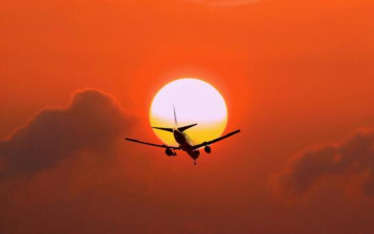 夕陽と飛行機のシルエット 夕陽,夕日,飛行機の写真素材