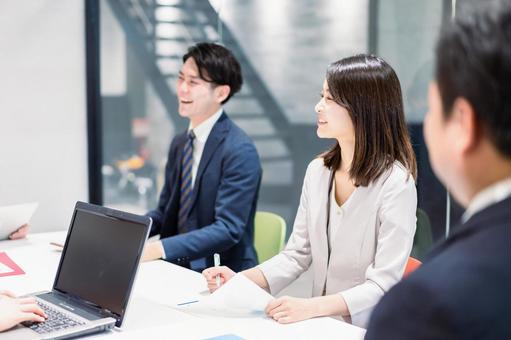 会議の進行をする若いビジネスパーソン チーム,チェアマン,ミーティングの写真素材