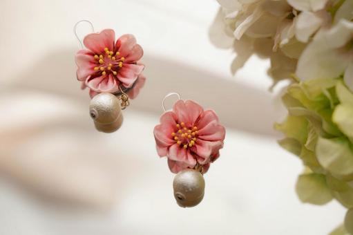 ピンクの花とパールが華やかなピアス ピンクの花とパールが華やかなピアス 手作りアクセサリー,ハンドメイド,ピアスの写真素材