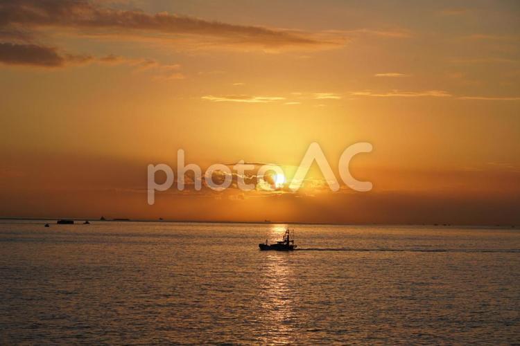 夕日に照らされる船 日没,オレンジ色,きれいの写真素材