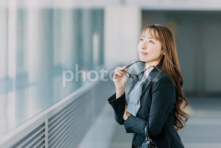 窓の外を見る笑顔の女性ビジネスマン 女性,ビジネス,ビジネスウーマンの写真素材