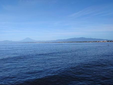 片瀬西浜・鵠沼海水浴場の砂浜からの富士山 片瀬西浜・鵠沼海水浴場の砂浜からの富士山 江の島,江ノ島,砂浜の写真素材