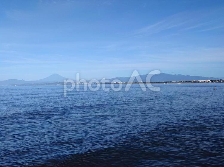 片瀬西浜・鵠沼海水浴場の砂浜からの富士山 江の島,江ノ島,砂浜の写真素材