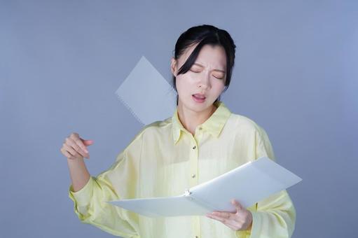 呆れた雰囲気の黄色い服の女性の写真