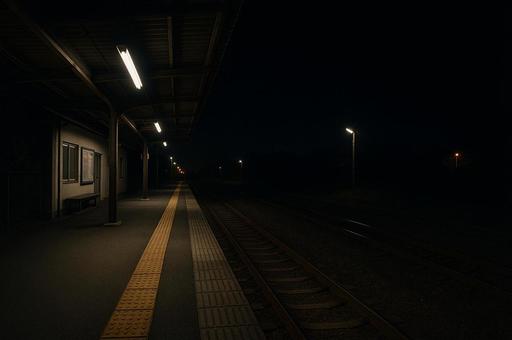 夜の無人駅のプラットホームの写真