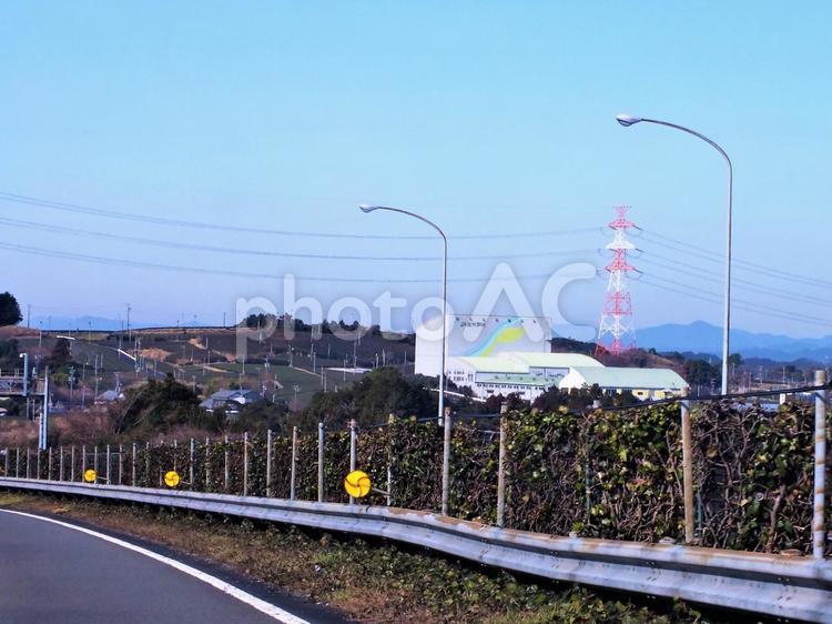 お茶の木が山の頂上まで広がる景色と建物 建物,工場,お茶の木の写真素材