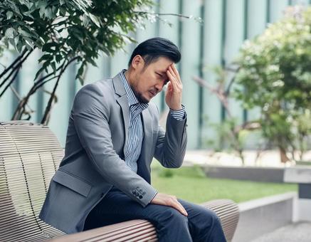 リストラで途方にくれるサラリーマンの写真