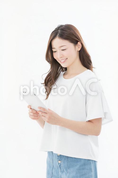 若い女性　カジュアル　タブレット 女性,笑顔,タブレットpcの写真素材