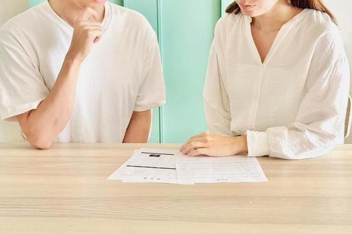 書類を見ながら考える男女 夫婦,カップル,2人の写真素材