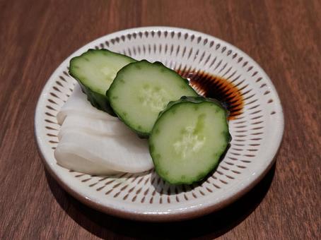 お蕎麦屋さんの漬物小皿 漬物,胡瓜,カブの写真素材