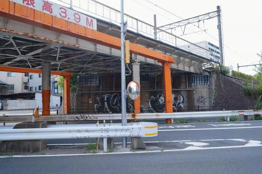 道路上のカーブミラー 道路上のカーブミラー 防犯,ミラー,高架下の写真素材