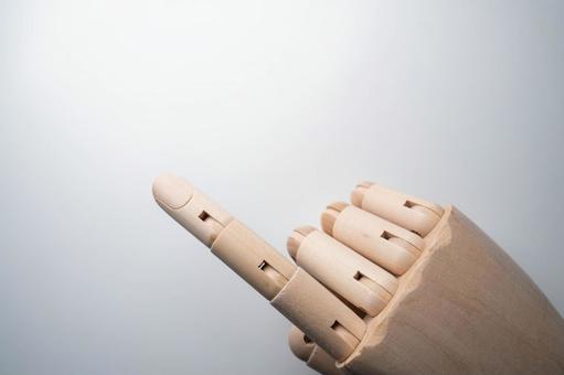 木製マネキンハンドが指差すシンプルな背景 木製,手,指の写真素材