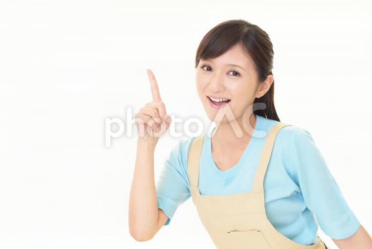 指示する笑顔の女性 女性,女,主婦の写真素材