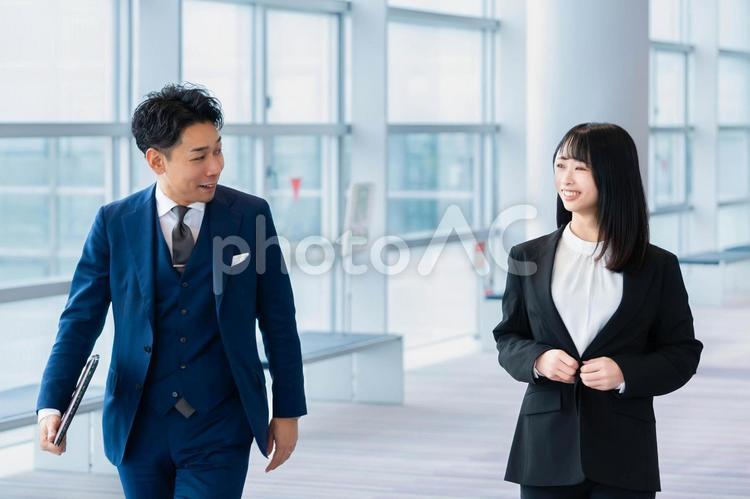 楽しそうに会話をして歩く先輩と後輩 ビジネスマン,男性,ビジネスの写真素材