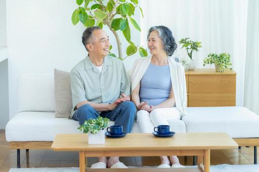 リビングでくつろぐシニア夫婦 シニア,夫婦,笑顔の写真素材