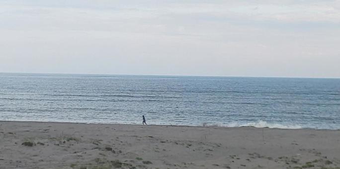 初秋 黄昏時の海を走る人 初秋 黄昏時の海を走る人の写真